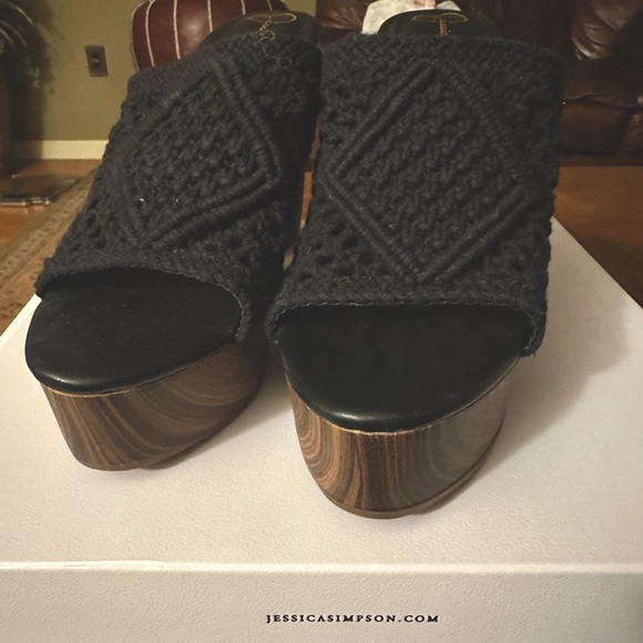 JESSICA SIMPSON SHELBIE 5 MACRAME SLIP ON HEELS
Condition:New in box
Heel: 5in - Picture 1 of 10